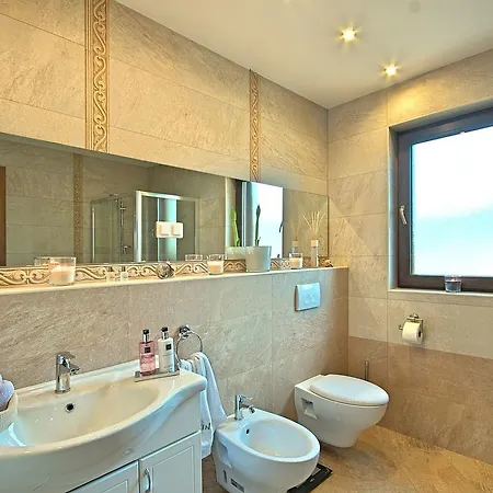 Beautiful Villa With Swimming Pool In Tar