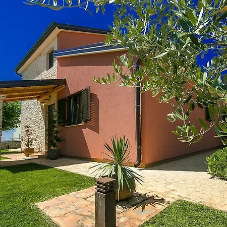 Beautiful Villa With Swimming Pool In Tar *