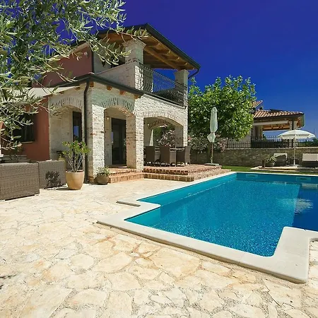 Beautiful Villa With Swimming Pool In Tar فيلة *