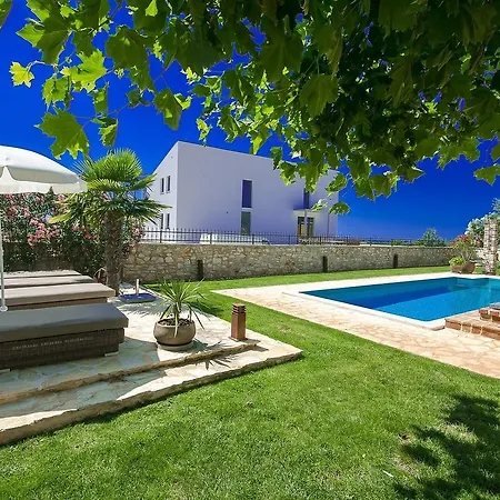 Beautiful Villa With Swimming Pool In Tar فيلة