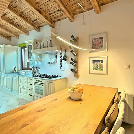 Beautiful Villa With Swimming Pool In Tar فيلة
