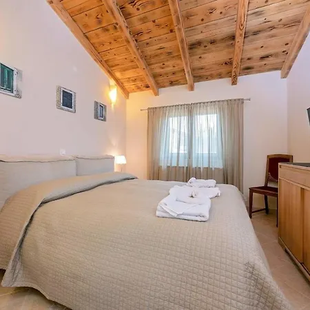 Beautiful Villa With Swimming Pool In Tar فيلة *