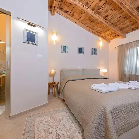 Beautiful Villa With Swimming Pool In Tar