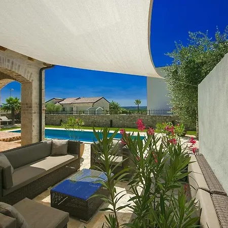 Beautiful Villa With Swimming Pool In Tar فيلة