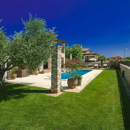 Beautiful Villa With Swimming Pool In Tar Тар