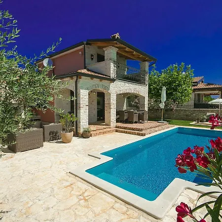 Beautiful Villa With Swimming Pool In Tar